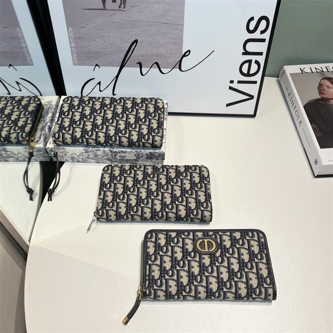 2025228Y 220P182143776